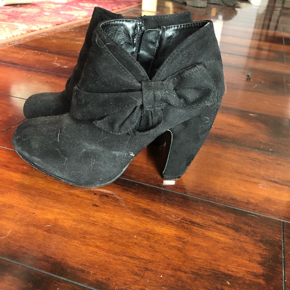 Black heeled boots